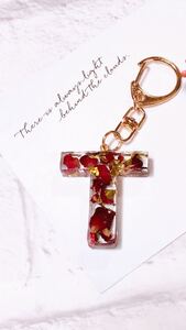 ハンドメイド イニシャルキーホルダー アルファベットキーホルダー イニシャルチャーム レジン T バラ ドライフラワー ゴージャス