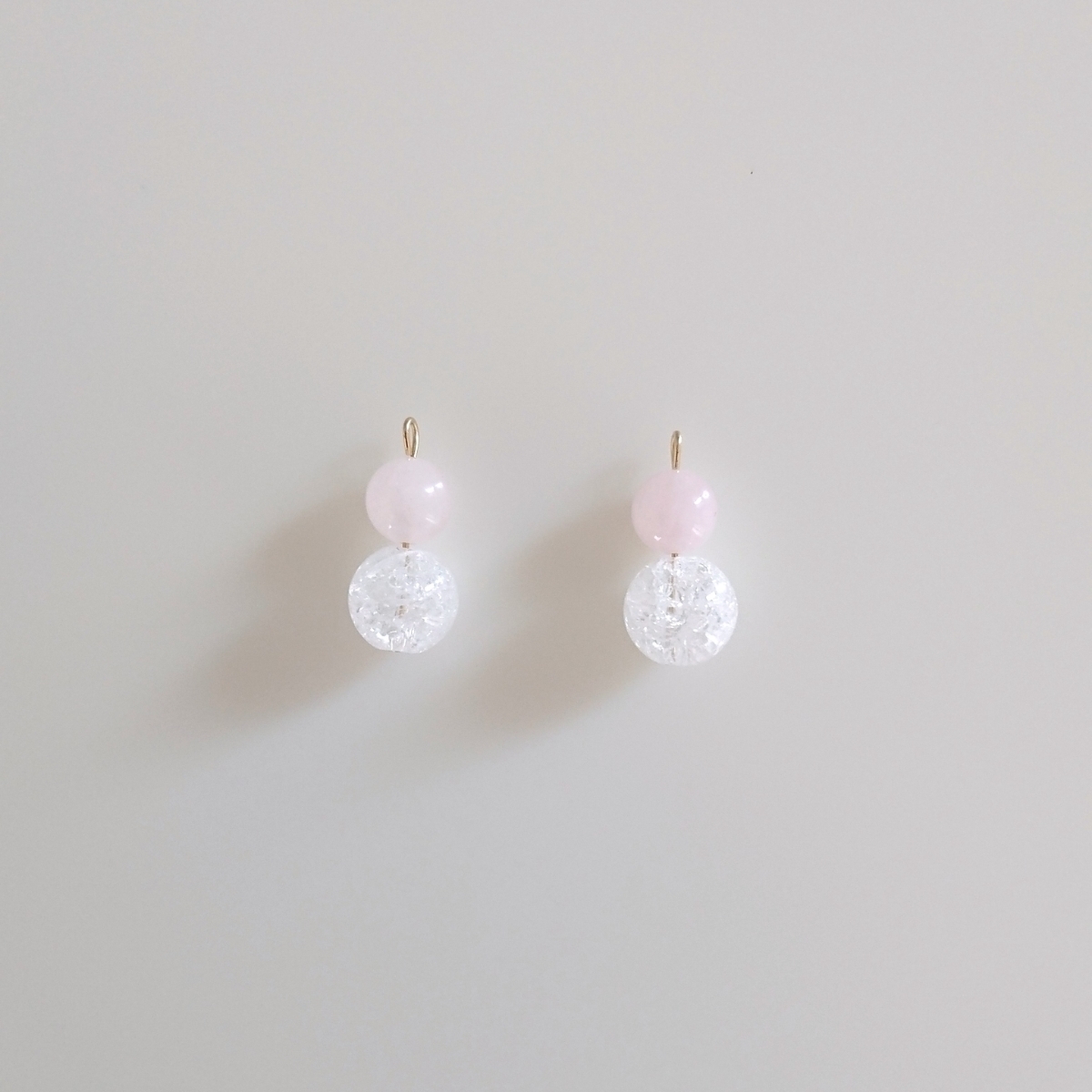 気まぐれ天然石シリーズ17♪クラッククォーツ(水晶)×ローズクォーツのピアス/イ