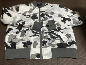 bershka白、黒、グレー柄入り、バックロゴプリントジャンパー　サイズL