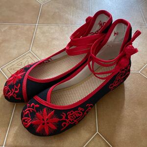 【美品】アンクルストラップ 花柄刺繍 レディース 靴 ぺたんこパンプス フラットシューズ チャイナ コスプレ 24cm 38号