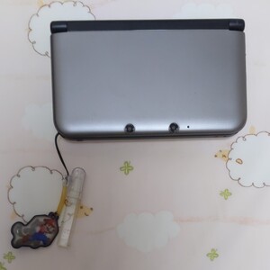 ニンテンドー3DS LLシルバー×ブラック マリオクリーナーストラップ(マリオのタッチペンは無し)、SDカード8GB付き