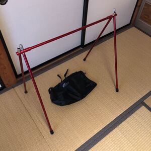 展示品美品*レッド アウトドアハンガーラック 簡単組み立て 収納バッグ付 ランタン 衣類 シュラフ 食器 クッカー Sサイズ