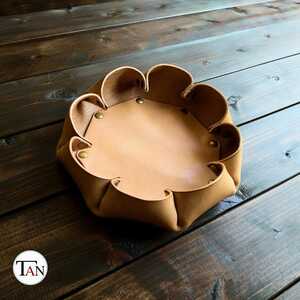 Art hand Auction [Tanned leather tray made from Tochigi leather] Cowhide leather, genuine leather, natural case, tray, accessory case, flower-shaped [handmade], furniture, interior, Interior accessories, accessory case