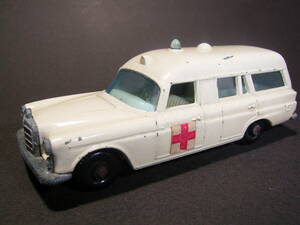 MATCHBOX 3 MERCEDES BENZ "BINZ" AMBULANCE Mercedes Benz ambulance LESNEY Matchbox rez knee that time thing MADE IN ENGLAND