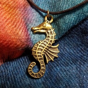Paypayフリマ No 639 タツノオトシゴのネックレス 長さ調節可 ペンダント エモい 可愛い 龍 海の生き物 竜の落とし子 海馬 シーホース Paypayフリマ No 639 タツノオトシゴのネックレス 長さ調節可 ペンダント エモい 可愛い 龍 海の生き物 竜の落とし子 海馬 シーホース