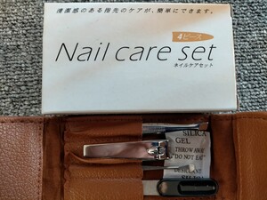 未使用 ネイルケア4 点セット ケース付き 爪やすり 耳かき 爪切り 毛抜き