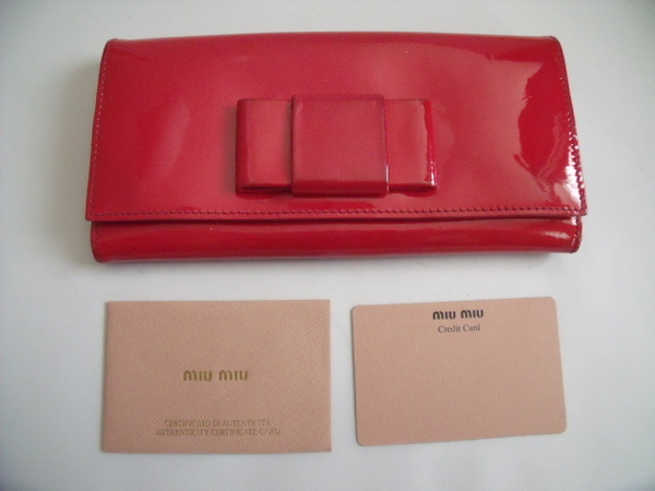 $ 美品 $ ◆ ミュウミュウ ◆ miumiu ◆ リボン モチーフ ・ エナメル レザー 長財布 ◆ ピンク レッド系 ◆ 送料無料!!