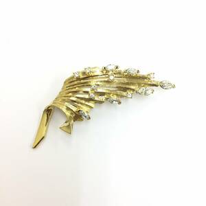 ブローチ 高級感あるデザイン 華やか キラキラのストーン アクセサリー 金色 