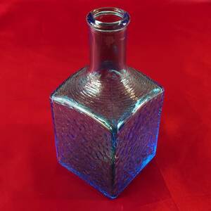 ガラス製 一輪挿し 四角形 ブルー 硝子花瓶 青色硝子 インテリア 置物 幅約7㎝ 高さ約14.5㎝ 【2508】