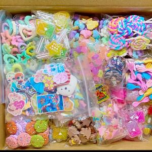 デコパーツ 1000個+α 約2キロ 60サイズ箱ぎっしり