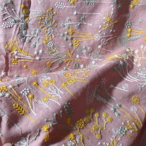 ピンク薄め棉麻に花畑と蝶刺繍生地 ハギレ 人形服 ブックカバーマスクなどに(最安値での出品ですので売り切れ続出ご購入はお早めに)