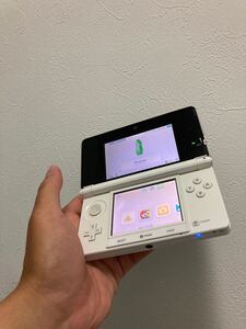 3dsペンは別に買った物になります 充電器が必要なら純正じゃないですが付けます 上画面に少しだけ傷あり下画面は少し明るくなる箇所
