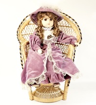 昭和レトロ　オオイケ　人形 コレクションドール　スリープアイ 幅35㎝　高さ47㎝（メイン写真サイズ） 編み椅子に座る女の子　TGF_画像1