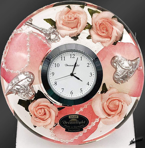 【綺麗な花びらを装飾品で際立たせる】 置時計 フラワー ディスプレイ台付き コンパクトサイズ インテリア モダン ガラス ピンク