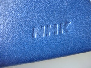 ◆ NHK 旧ロゴ 非売品未使用 二つ折り財布 本革製 昭和物 1980年代 発色の良いネイビー 日本放送協会 公共放送 LP370発送 手渡し可