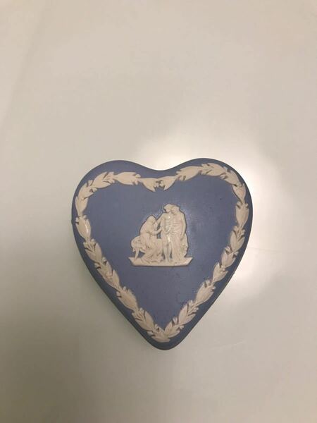 WEDGWOOD ジャスパーポートランドブルーハート型蓋付小物入れ