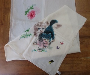  中国・蘇州　シルクのスカーフ　絹100％の薄クリーム色地に　２匹の猫の絵/花の絵　絹素材　手芸