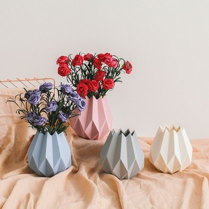 花瓶 セラミック ケーラー フラワーベース セラミック 一輪挿し 陶器 花器 カーボン折り畳まれた花瓶 北欧風 雑貨 AT12696
