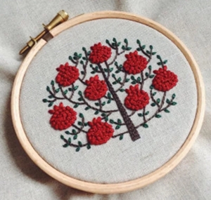刺繍キット フランス刺繍◆赤い花の木◆初心者も簡単!◆プラスチックの枠付き◆かんたん 練習に。