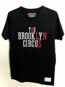 003M4951/THE BROOKLYN CIRCUS vs NISUS HOTEL/ブルックリンサーカス/S/ブラック系/半袖Tシャツ/ロゴ