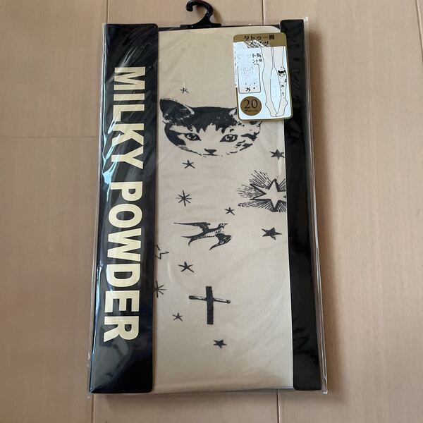 送料込み 新品 MILKY POWDER タトゥー柄タイツ 猫柄タイツ 左足フロント柄 20デニール M~L ベージュ スタジオアポック 送料無料