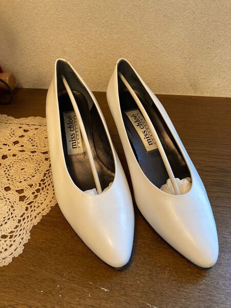 Miss chloleの白のパンプスです。サイズ35(22.5cm)ヒール4cmです。結婚式に1度のみ利用しただけです。