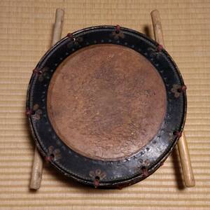 . futoshi тамбурин без тарелочек японский барабан традиционные японские музыкальные инструменты . имеется диаметр примерно 335. толщина примерно 150. старый futoshi тамбурин без тарелочек retro старый предмет [2875]