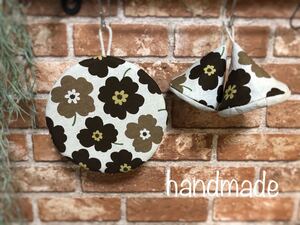 ☆ハンドメイド☆三角鍋つかみ&鍋敷きセット☆北欧風花柄ブラウン