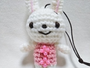 Art hand Auction *room 183*あみぐるみ*小さなお花うさぎ(桃)*ハンドメイド*手作り*ビーズ*, おもちゃ, ゲーム, ぬいぐるみ, あみぐるみ