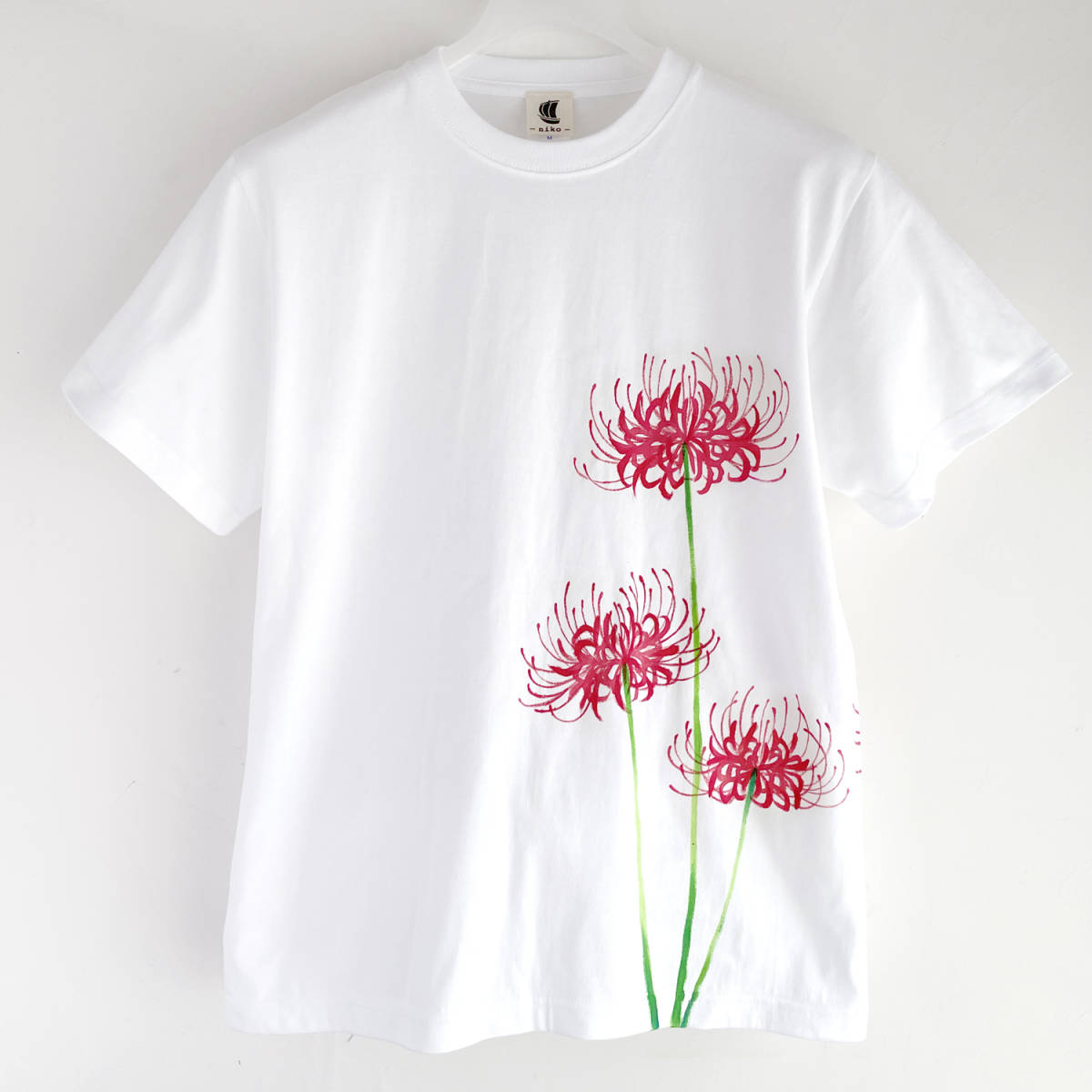 Men's T-shirt, M size, red spider lily pattern T-shirt, white, handmade, hand-drawn T-shirt, Japanese pattern, floral pattern, autumn/winter, Medium size, Crew neck, Patterned