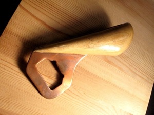 栓抜きのオーナメント」銅と木製のテイスト：手製です