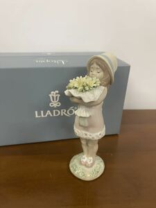 【未使用】LLADRO リヤドロ ユートピアコレクション 『あなたに花を』No.8313 フィギュリン 少女 花束 陶器人形