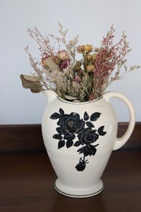 ■ バラのレリーフ、アンティークの花瓶/ジャグ/ホワイト ■