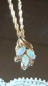 18K 750 natural opal. pendant top 