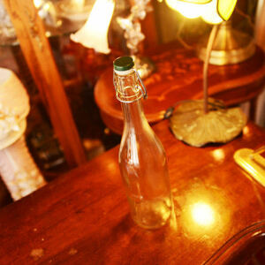 アンティーク フランス 蚤の市で見つけた オシャレ ボトル シャビーシック 瓶 保存瓶 容器 クリップボトル 置物 飾り物