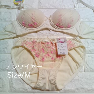 チュールレースノンワイヤーブラジャー&ショーツ カラー/クリーム サイズM