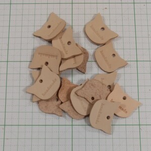 ★ネコのhandmadeタグ 16個 革パーツ 革チャーム