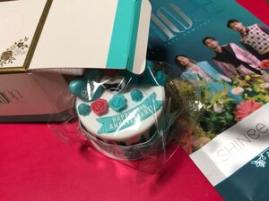 SHINee 限定ケーキキーホルダー +限定パッケージMEDIHEAL N.M.FアクアアンプルマスクJEX 1枚
