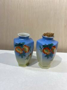 18-12：昭和初期の焼き物-花入れ・花瓶：手書きの花：2個セット：サイズ-高さ-10ｃｍ：傷は有りません…