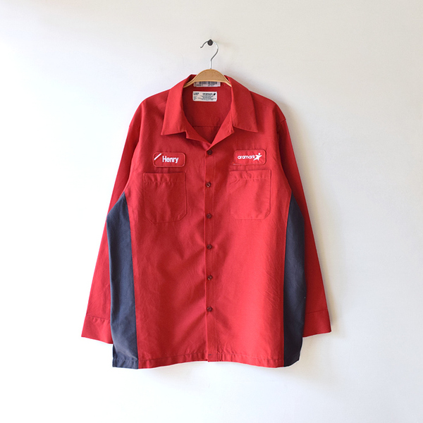 【送料無料】アラマーク ユニフォーム 長袖シャツ ワークシャツ aramark 赤色 ワッペン付き メンズL 古着 CA0462
