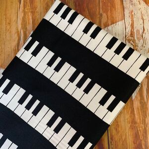ピアノ柄 鍵盤 オックス プリント生地 110×100 ブラック×ホワイト