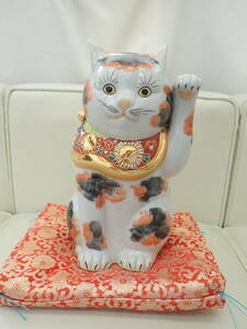 時代 九谷焼 峰光 左手 招き猫 高28.5cm 置物 陶器 色絵金彩 縁起物 細密細工 古美術品