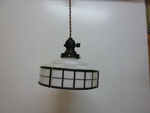 【5546】昭和レトロ　乳白色 ガラスシェード　吊り下げ照明　直径約20ｃｍ　54Wシリカ電球(新品)付き_画像2