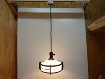 【5913】昭和レトロ　乳白色　ガラスシェード　木枠付き　吊り下げ照明　直径約20ｃｍ　54Wシリカ電球(新品)付き_画像1