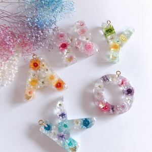 【ハンドメイド】フラワーイニシャルキーホルダー・バッグチャーム