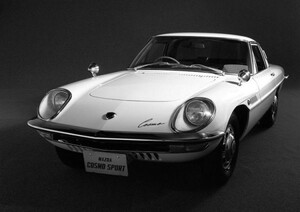 Art hand Auction Mazda Cosmo Sport Early Model 1967 World's First Rotary Engine Monochrome Painting-style Wallpaper Poster Extra Large A1 Size 830 x 585 mm (Removable Sticker Type) 002A1, Automobile related goods, By car manufacturer, Mazda