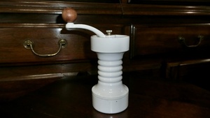 ヴィクター ロバート・ウェルチデザイン コーヒーミル 白：Victor Vintage Robert Welch Coffee Grinder White