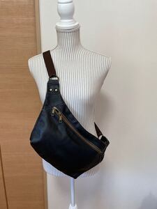 美品 牛革(シボ有り)ボディーバッグ