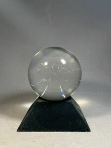 水晶玉 開運 ガラス玉 風水 直径12㎝ 重さ2300g インテリア 台座付き 巨大玉 クリスタル 美品 丸玉 オブジェ 置物