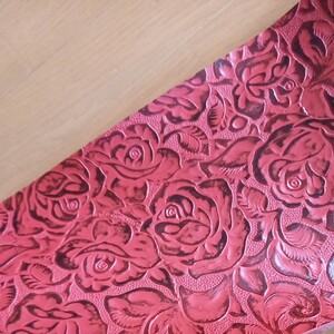 革ハギレ 薔薇型押し レッドブラック レザークラフト